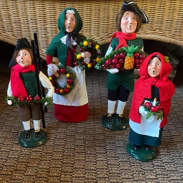 4 Byers Choice Williamsburg Caroler Family “Holiday At Home” 2006 Collection ~ Collectible Vintage Figurines~ Set of 4 excellent condition 