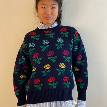 80s floral wool sweater / vintage navy blue wool arts and crafts rosebud floral rose Princess Di intarsia crewneck sweater | M 