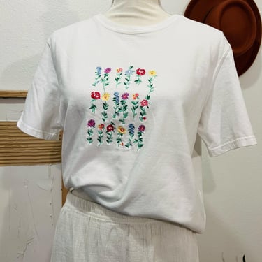 Vintage 90s White Bright Floral Embroidered Cotton Short Sleeve T Shirt 