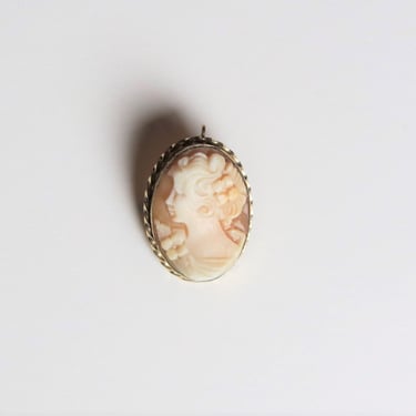 Antique shell cameo brooch or pendant, left facing, Victorian style 