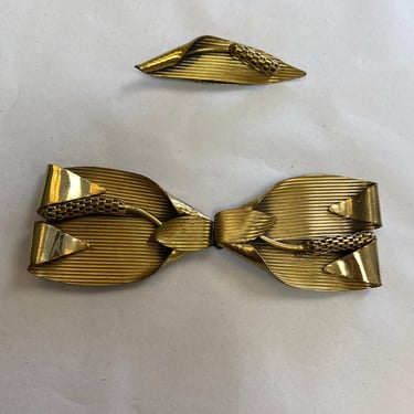 vintage 1940s belt buckle and dress clip, art deco jewelry set, brass leaves 