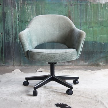 Knoll Saarinen Executive Armchair in Original Light Turquoise Textile, Swivel Base and Casters 