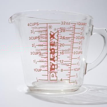 Pyrex D Handle 4 Cup Measuring Cup with English and Metric Number 532, 1970s 