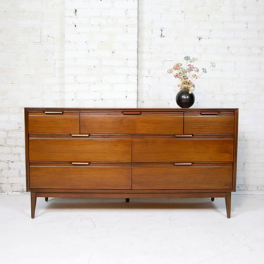 Vintage 7 drawers dresser with waterfall handles by American of Martinsville | Free delivery in NYC and Hudson areas 