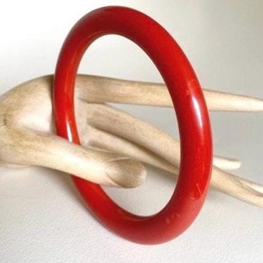 Art Deco Vintage bright Red Phenolic Bakelite  bracelet bangle by BakeliteBa