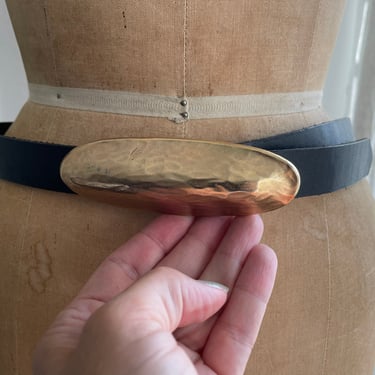 Vintage ‘90s black genuine leather belt with elliptical hammered gold buckle, very nice quality, M/L 