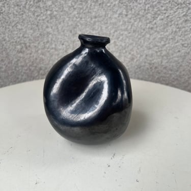 Vintage Small Weed Pot glossy Black Pottery Sign Dona Rosa Oaxaca Mx size 4.5” X 3” 