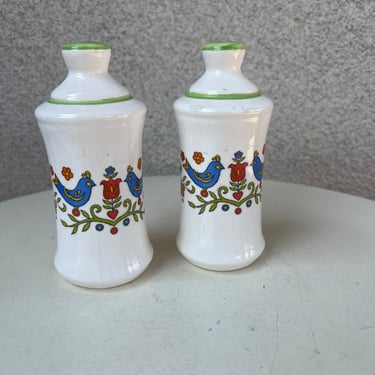 Vintage salt and pepper shakers set Corning Ware ceramic country blue bird pattern 