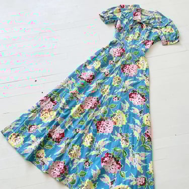 1940s Blue Floral Cotton Gown – Peggy Jean Daydress with Sailor Collar & Tie Detail, XS/S Vintage 