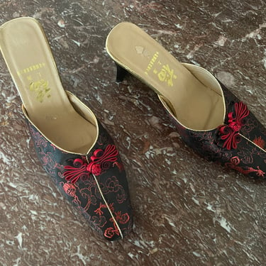 Vintage ‘90s Y2K Chinese brocade mules | gothic, bombshell, bohemian, lacquer heel | Oriental red & black satin slides, 7/7.5 