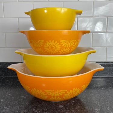 Vintage Pyrex Daisy Yellow Cinderella Mixing Bowl Set of 4, 1960s Sunflower Yellow Bright Orange Pyrex Vintage Bowls, Pyrex Daisies, Happy 