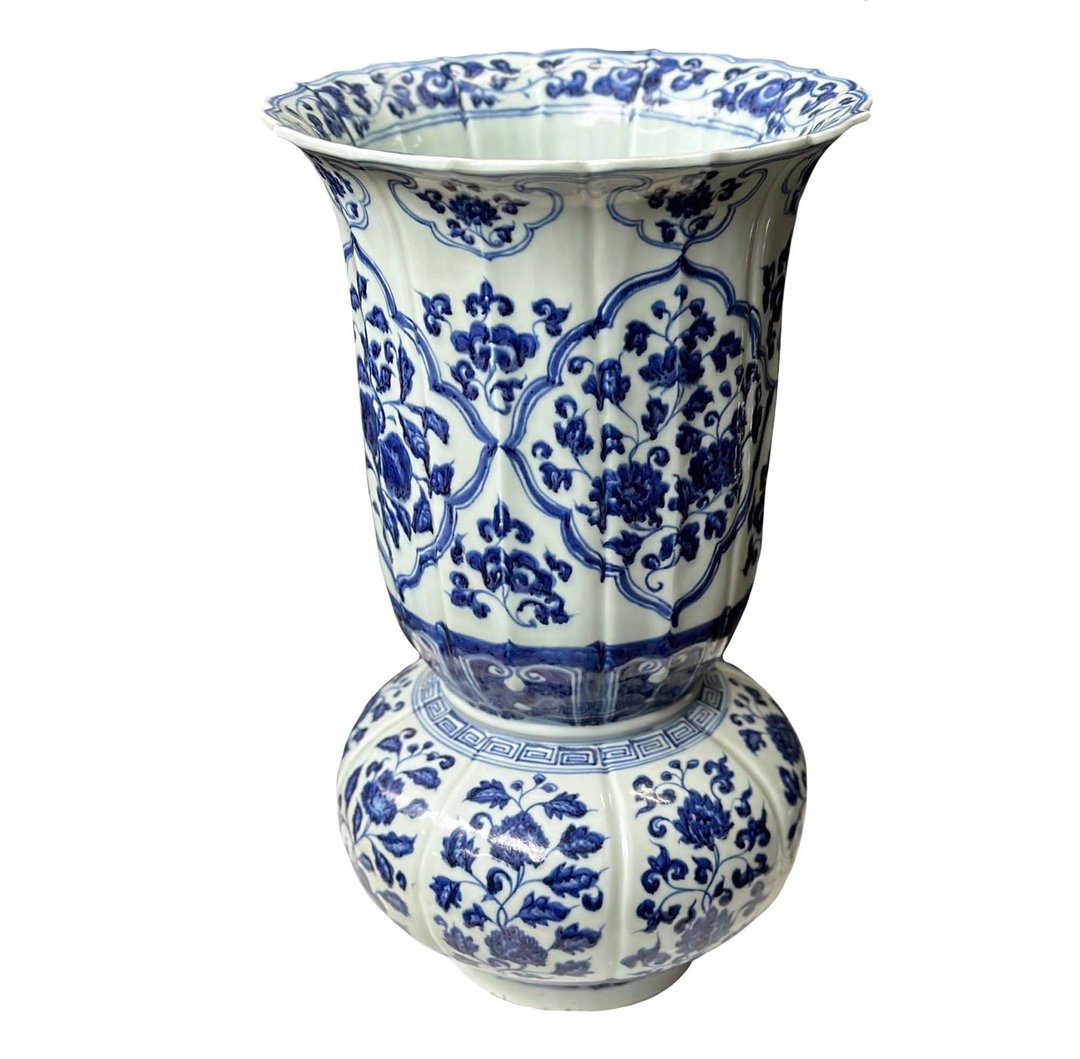 18th Century Chinese White Porcelain Vase Pegaso Gallery Design Los