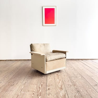 Mid Century Lounge Sessel, Easy Chair by Dieter Rams for Vitsoe, German Design fiber glass Armchair with Suede cushions, 1960s 