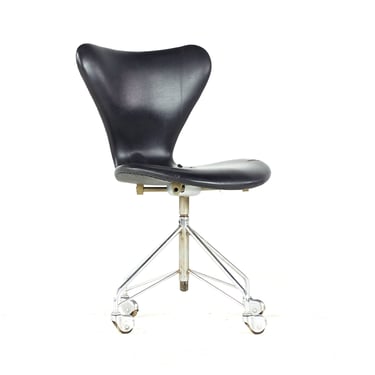 Arne Jacobsen Fritz Hansen Mid Century Wheeled Chair - mcm 