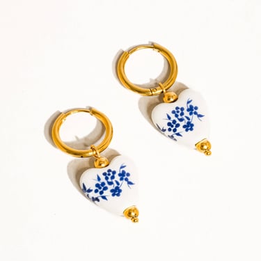 Yun 18K Gold Non-Tarnish Ceramic Floral Heart Earring