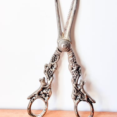 1970s English Fox Patterened Grape Shears. Vintage Victorian Table Ware. Silver Plated Shears. 