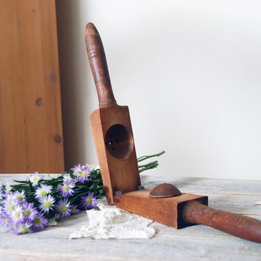 Primitive wooden garlic press / vintage wood citrus or garlic press / vintage kitchen tools / rustic farmhouse decor antique food press 