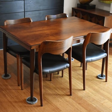 Restored Brazilian Rosewood expandable rectangular dining table by Moreddi (extends 52