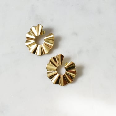 vintage gold crimped hoop earrings 
