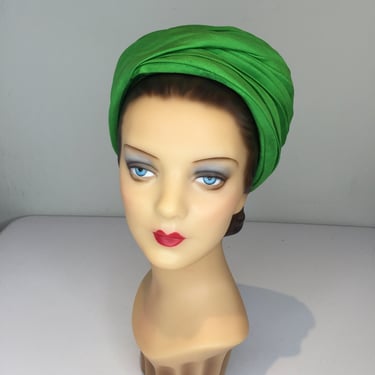 Meet Me at Piazza de Spagna - Vintage 1960s Shamrock Green Rayon Turban Beehive Cloche Hat 