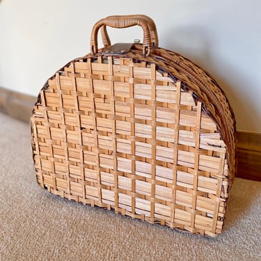 Demilune Wicker Picnic Basket with Plaid Lining
