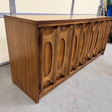 Mid Century Modern Walnut 4 Door Credenza/Sideboard by Bassett ' Prestige ' 