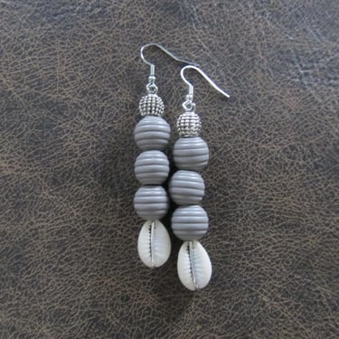 Wooden and cowrie shell earrings, gray 