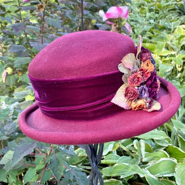 Vintage 1990's Toucan Collection New York Women’s Hat burgundy wine Felt with realistic silk faux flowers~ Garden Hat Fashion Accessories~ 