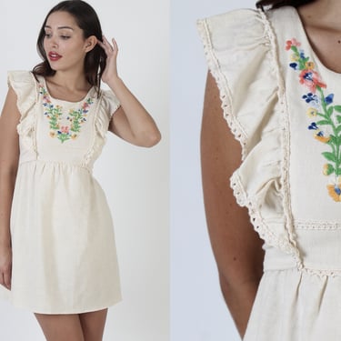 Plain Cream Embroidered Floral Mini Dress / Crochet Trim Ruffle Bodice / Vintage 70s Casual Short Country Pinafore 
