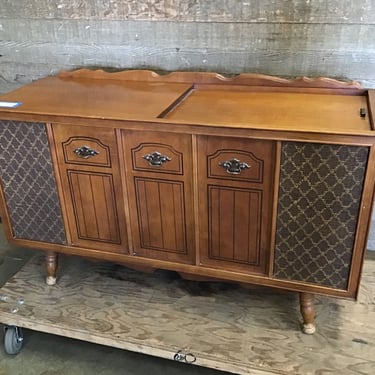 Vintage Wood Record Cabinet (Tacoma)