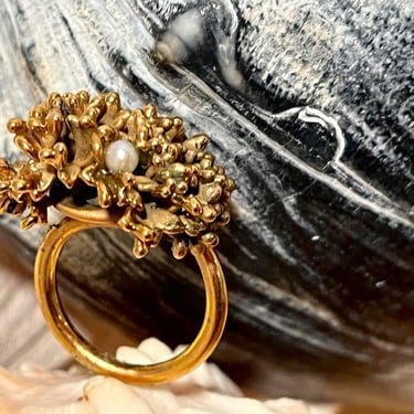 Vintahe Hawaiian Gold Tone Statement Ring with Pearl 