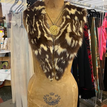 1960s fur collar, vintage skunk wrap, fur trim, mrs maisel style, 60s accessories, winter fashion, rockabilly, lapel, brown and cream 