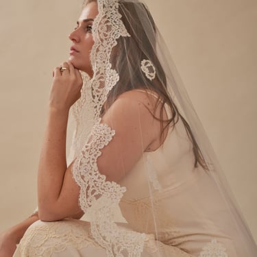 Julia Lace Mantilla