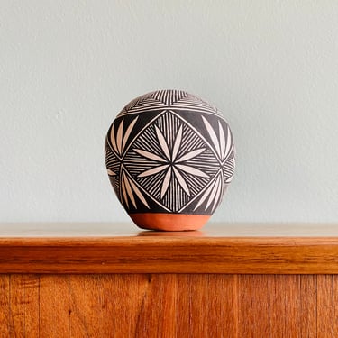 Vintage Acoma pottery seed pot / Southwest native ceramic art by Adella Howeya in traditional fine line style 