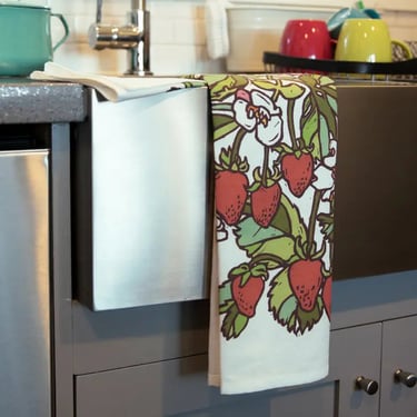 100% Cotton Flour Sack Kitchen Towel: Strawberry