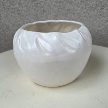 Vintage white pinched rim pot size 4 1/4” x 5.5” 
