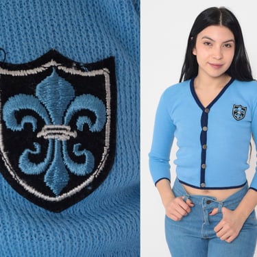 Blue Cropped Cardigan 70s Fleur De Lis Patch Ribbed Knit Button up Sweater Crop Top Retro 3/4 Sleeve Ringer Acrylic Vintage 1970s 2xs xxs 