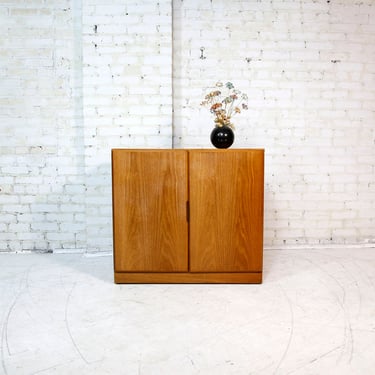 Vintage small teak cabinet with adjustable shelf by Dixie Furniture mfg SCOVA line | Free delivery in NYC and Hudson Valley areas 
