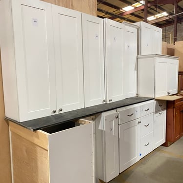 10 Piece Set of White Kitchen Cabinets with Shaker Panel Doors