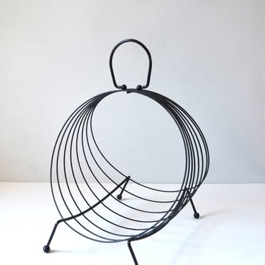 Mid-Century Modern Black Wire Magazine Rack, in the Manner of Frederick Weinberg, circa 1950s 