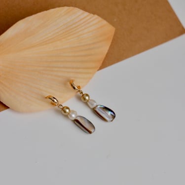 Elegant Gold Pearl Dangle Earrings / Bridesmaid Bride Jewelry Gift / Minimal Lightweight Everyday Earrings 