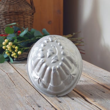 Vintage acorn mold / pudding mold / tin wall hanging / tin cake jello mold / oval pastry mold / rustic kitchen / vintage kitchen 