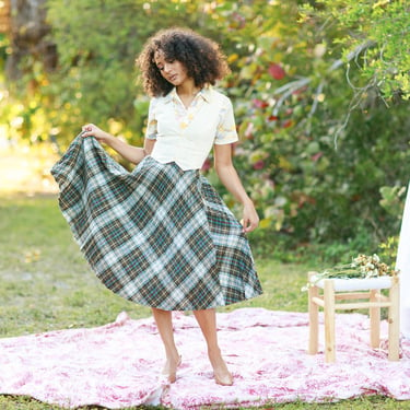 Vintage Plaid Skirt  Midi skirt outfit, Tartan skirt outfit, Pleated skirt  outfit