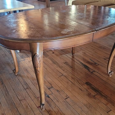 Oval Shaped Dining Table w/Carved Legs &#038; 2 Leaves