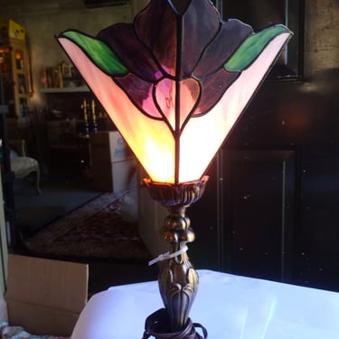 VINTAGE Tiffany Style  Lamp// Violet and Purple Stained Glass Lamp, Home Decor 