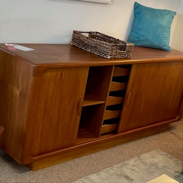 Buffet/Cabinet<br />Teak Veneer<br />Dyrlund<br />Made in Denmark<br />L 74.5 x W 19 x H 30