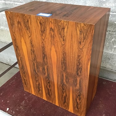 Veneered Display Pedestal (Seattle)