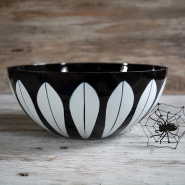 Rare 9.5" Vintage Cathrineholm Scandinavian White Lotus on Black Bowl by Arne Clausen Design Mid Century Made in Norway - 1950s 