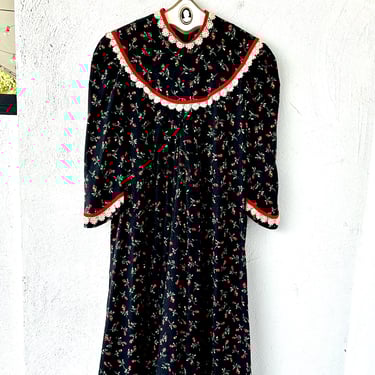 Vintage 70s Bete Muumuu Embroidered Lace Collar Dress Black Red Floral Hawaii Dress 1970s Kaftan 
