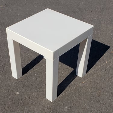 76080718 - WHITE PLASTIC PARSONS TABLE - LL INDUSTRIES - FURNITURE - SIDE TABLE